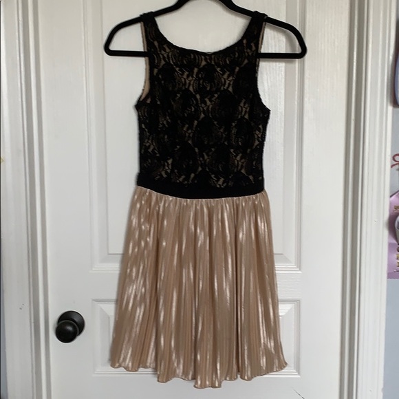 Formal dress - Picture 1 of 2